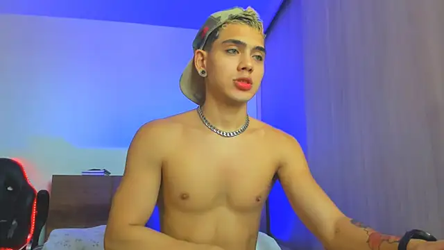 Snapshot of Stevenn_77 chatting on December 2024 04:36:01 PM Stevenn 77 online show from December 2024 04:36:01 PM