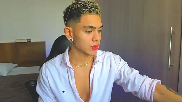 Snapshot of Stevenn_77 chatting on December 2024 04:43:01 PM Stevenn 77 online show from December 2024 04:43:01 PM