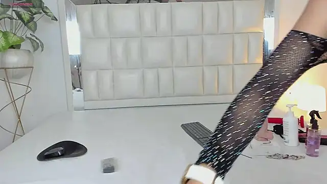 Snapshot of Alhana_pulido chatting on December 2024 09:18:02 PM Alhana pulido online show from December 2024 09:18:02 PM