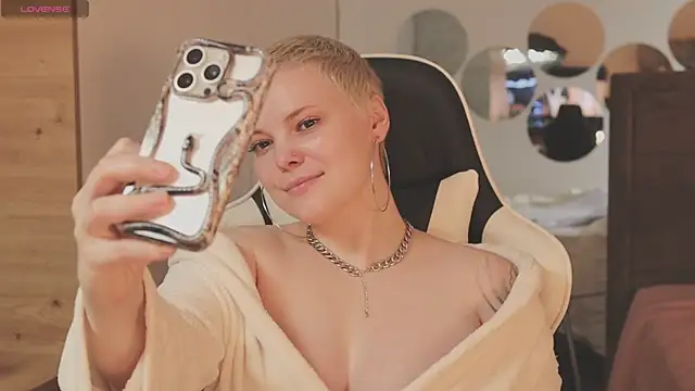 Snapshot of LikaBerry1 chatting on December 2025 12:01:01 PM LikaBerry1 online show from December 2025 12:01:01 PM