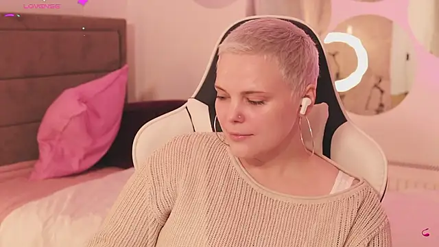 Snapshot of LikaBerry1 chatting on February 2026 02:44:02 PM LikaBerry1 online show from February 2026 02:44:02 PM