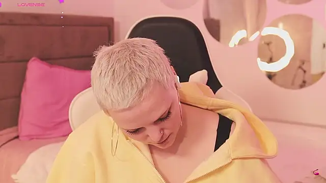 Snapshot of LikaBerry1 chatting on February 2026 03:29:01 PM LikaBerry1 online show from February 2026 03:29:01 PM