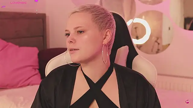 Snapshot of LikaBerry1 chatting on February 2026 11:17:01 AM LikaBerry1 online show from February 2026 11:17:01 AM