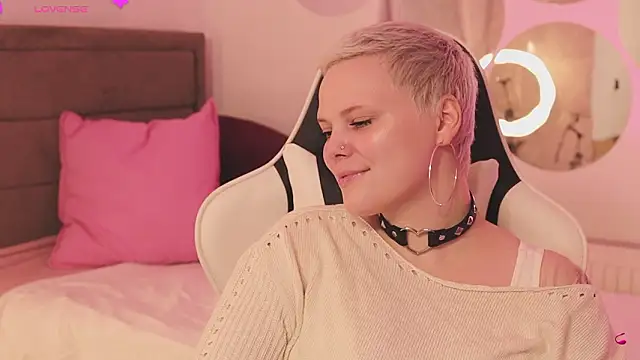 Snapshot of LikaBerry1 chatting on February 2026 01:45:01 PM LikaBerry1 online show from February 2026 01:45:01 PM