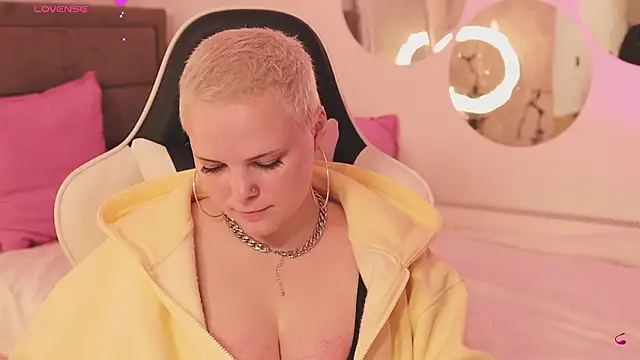 Snapshot of LikaBerry1 chatting on February 2026 12:37:01 PM LikaBerry1 online show from February 2026 12:37:01 PM