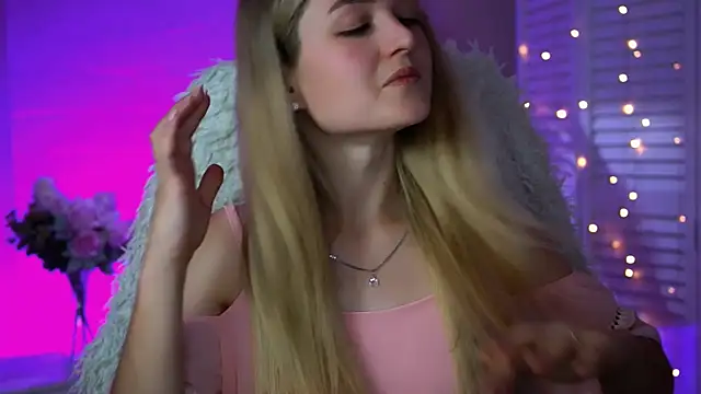 Snapshot of DeboraLarson chatting on September 2025 07:54:01 AM DeboraLarson online show from September 2025 07:54:01 AM