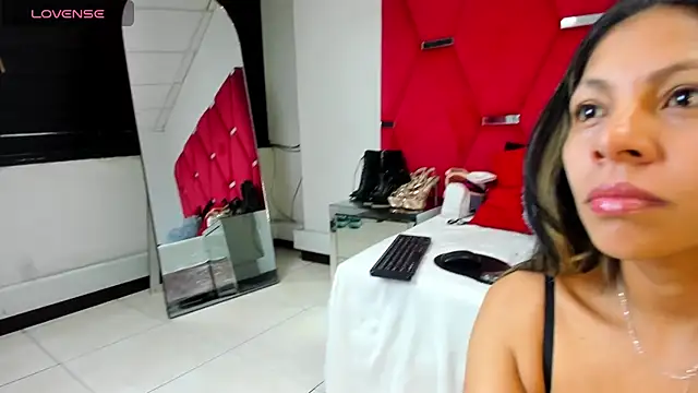 Snapshot of AmiraDulcee chatting on October 2025 02:32:02 PM AmiraDulcee online show from October 2025 02:32:02 PM