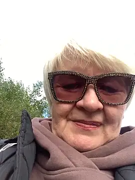 Laura Millf online show from October 2025 11:07:01 AM