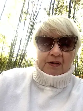 Laura Millf online show from October 2025 09:40:01 AM