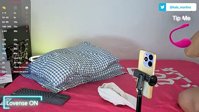 Snapshot of KALE_19 chatting on January 2026 01:32:01 AM KALE 19 online show from January 2026 01:32:01 AM