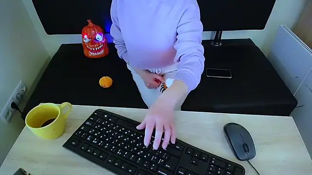 LaimaV  online show from October 2025 10:05:02 AM