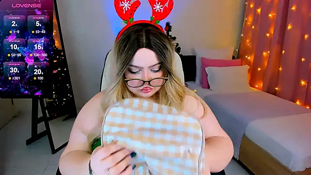 Snapshot of love_insidee chatting on December 2024 03:05:01 PM love insidee online show from December 2024 03:05:01 PM