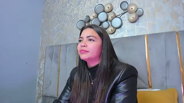 Snapshot of KimDevinne chatting on November 2025 03:06:01 AM KimDevinne online show from November 2025 03:06:01 AM