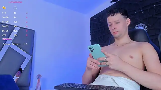 JadeSmiith  online show from December 2024 09:43:01 PM