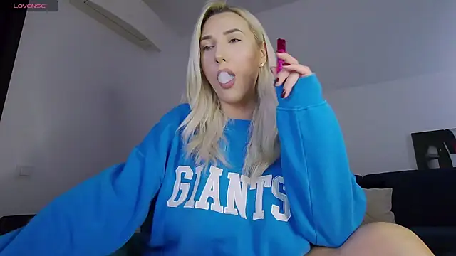 Snapshot of KhloeK chatting on November 2025 10:16:01 AM KhloeK online show from November 2025 10:16:01 AM