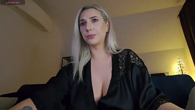 Snapshot of KhloeK chatting on December 2025 04:58:01 PM KhloeK online show from December 2025 04:58:01 PM