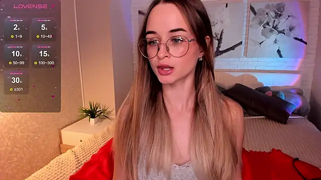 Snapshot of Tiffanyhunt chatting on November 2025 01:44:02 PM Tiffanyhunt online show from November 2025 01:44:02 PM