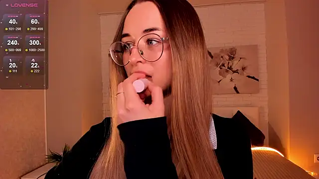 Snapshot of Tiffanyhunt chatting on November 2025 01:10:02 PM Tiffanyhunt online show from November 2025 01:10:02 PM