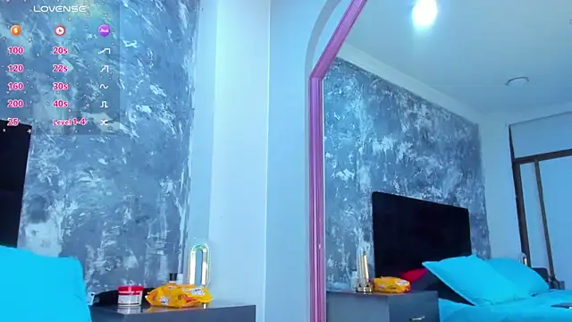 Snapshot of AuroraRojas chatting on January 2025 12:13:01 AM AuroraRojas online show from January 2025 12:13:01 AM