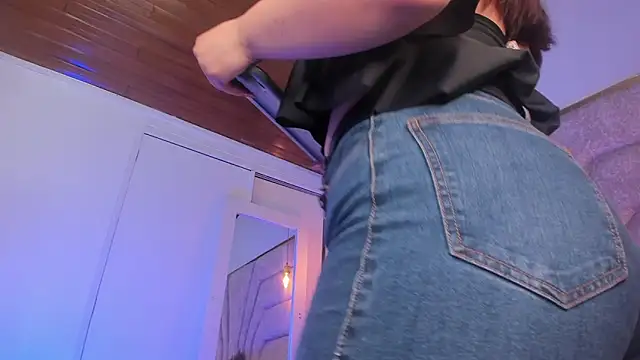 EmaJames25 online show from April 2026 07:07:02 PM