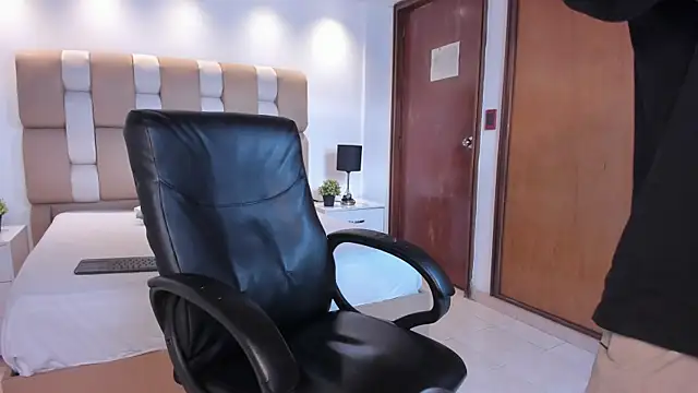 Aaron Scoot online show from April 2026 08:02:01 PM