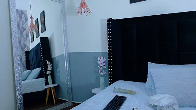 hotlatinateacher online show from November 2025 06:52:02 PM