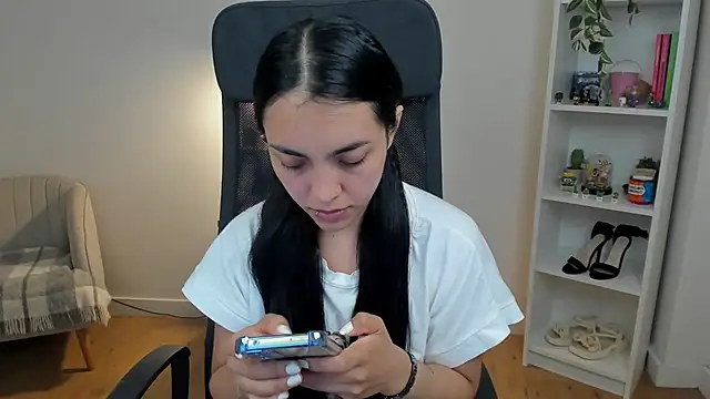 Snapshot of _BellaEvans_ chatting on June 2026 04:52:02 AM BellaEvans online show from June 2026 04:52:02 AM