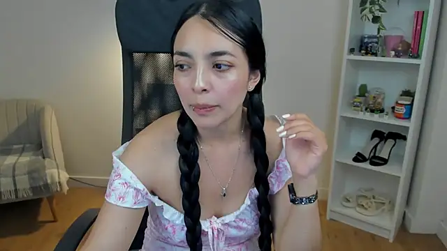 Snapshot of _BellaEvans_ chatting on June 2026 06:52:02 AM BellaEvans online show from June 2026 06:52:02 AM