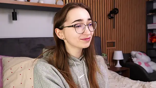 PollyBeev online show from April 2026 12:06:01 PM