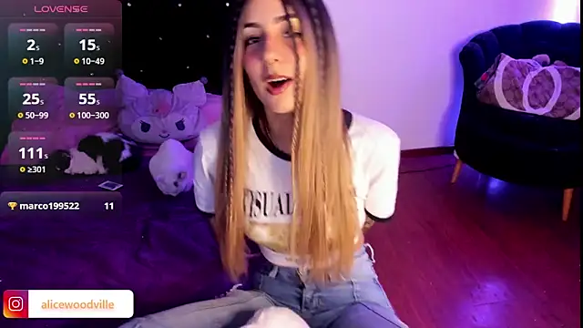 Snapshot of Alice_woodville chatting on December 2024 11:59:01 PM Alice woodville online show from December 2024 11:59:01 PM