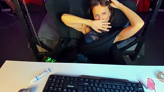 Elizabe th online show from December 2024 02:15:01 AM