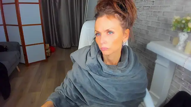 Elizabe th online show from March 2025 04:19:01 AM