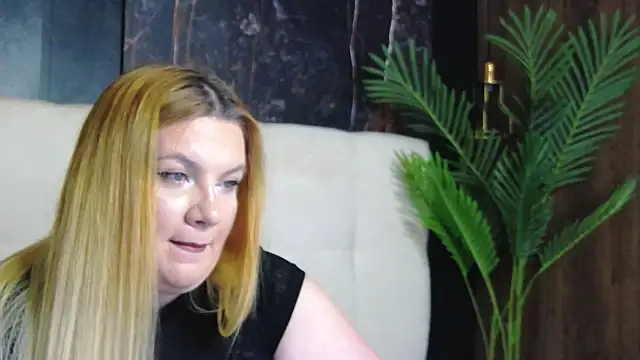 Snapshot of MelanieBrownn chatting on November 2025 03:55:01 PM MelanieBrownn online show from November 2025 03:55:01 PM