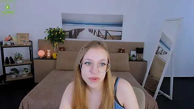 LayriantaVee online show from March 2025 07:03:01 AM