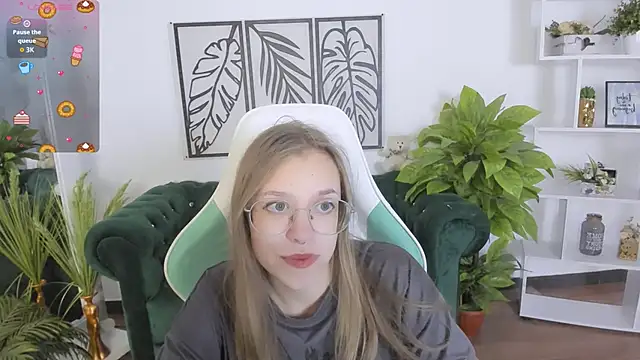 LayriantaVee online show from September 2025 06:15:02 AM