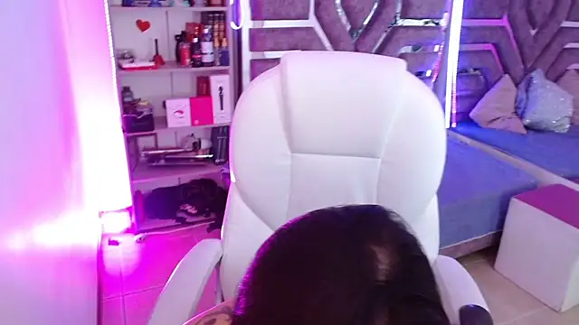 AliceWalker 11 online show from December 2025 07:01:02 PM