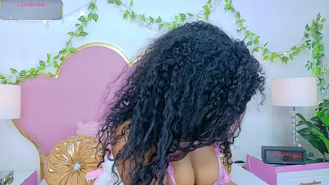 NahiaraReina online show from November 2025 02:06:01 PM