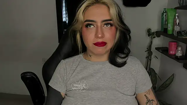 Snapshot of AnnikaMerliahh_ chatting on December 2025 01:41:02 PM AnnikaMerliahh online show from December 2025 01:41:02 PM