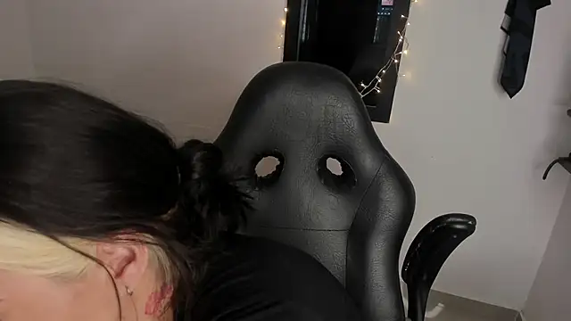 Snapshot of AnnikaMerliahh_ chatting on January 2026 12:33:02 PM AnnikaMerliahh online show from January 2026 12:33:02 PM