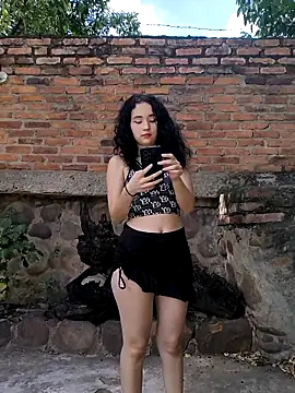 sweet outdoor charm online show from October 2025 07:36:02 PM