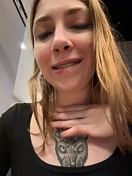 Snapshot of Sunny___Bunny chatting on December 2024 03:20:02 PM Sunny Bunny online show from December 2024 03:20:02 PM