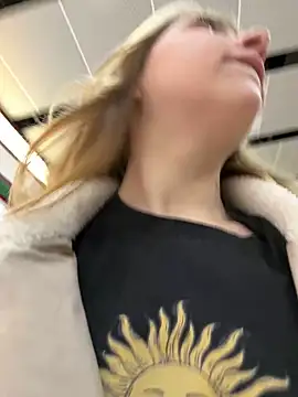 Snapshot of Sunny___Bunny chatting on December 2024 03:48:02 PM Sunny Bunny online show from December 2024 03:48:02 PM