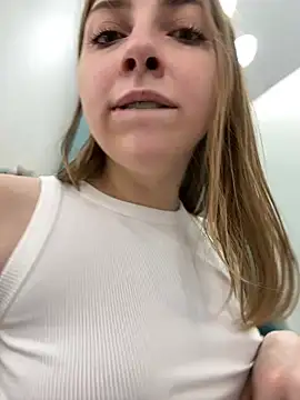 Snapshot of Sunny___Bunny chatting on December 2024 06:27:01 PM Sunny Bunny online show from December 2024 06:27:01 PM