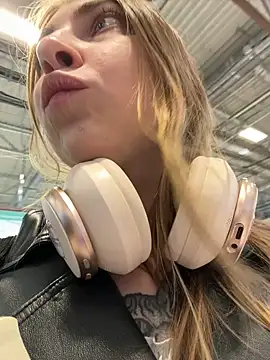 Snapshot of Sunny___Bunny chatting on March 2025 05:17:02 PM Sunny Bunny online show from March 2025 05:17:02 PM