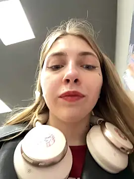 Snapshot of Sunny___Bunny chatting on March 2025 02:32:02 PM Sunny Bunny online show from March 2025 02:32:02 PM