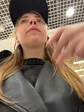 Snapshot of Sunny___Bunny chatting on September 2025 08:29:02 AM Sunny Bunny online show from September 2025 08:29:02 AM