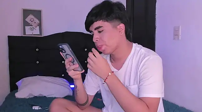 Snapshot of amon_kyle chatting on January 2025 01:04:01 AM amon kyle online show from January 2025 01:04:01 AM