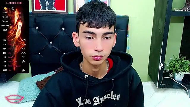 Snapshot of ttimy_x_boy chatting on February 2025 10:59:02 PM ttimy x boy online show from February 2025 10:59:02 PM