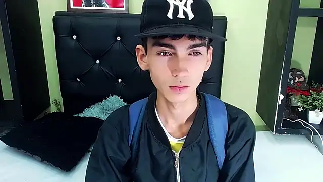 Snapshot of ttimy_x_boy chatting on March 2025 08:38:02 PM ttimy x boy online show from March 2025 08:38:02 PM