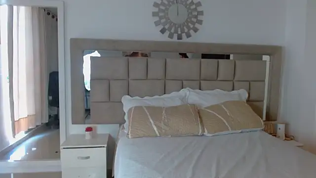 zoecruzz online show from January 2025 01:51:02 PM